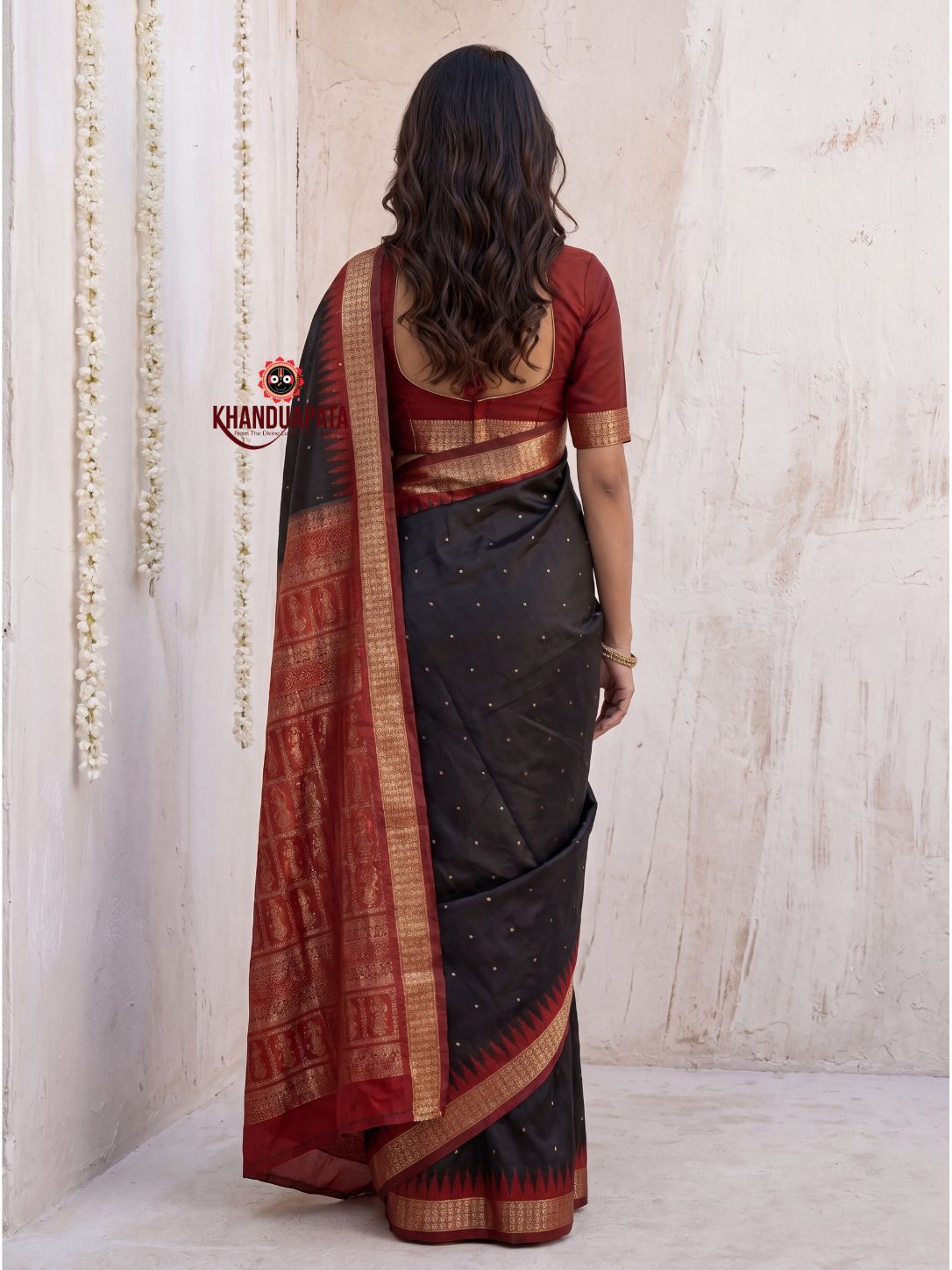 Black and red colour dot design silk saree by Khanduapata - border detail