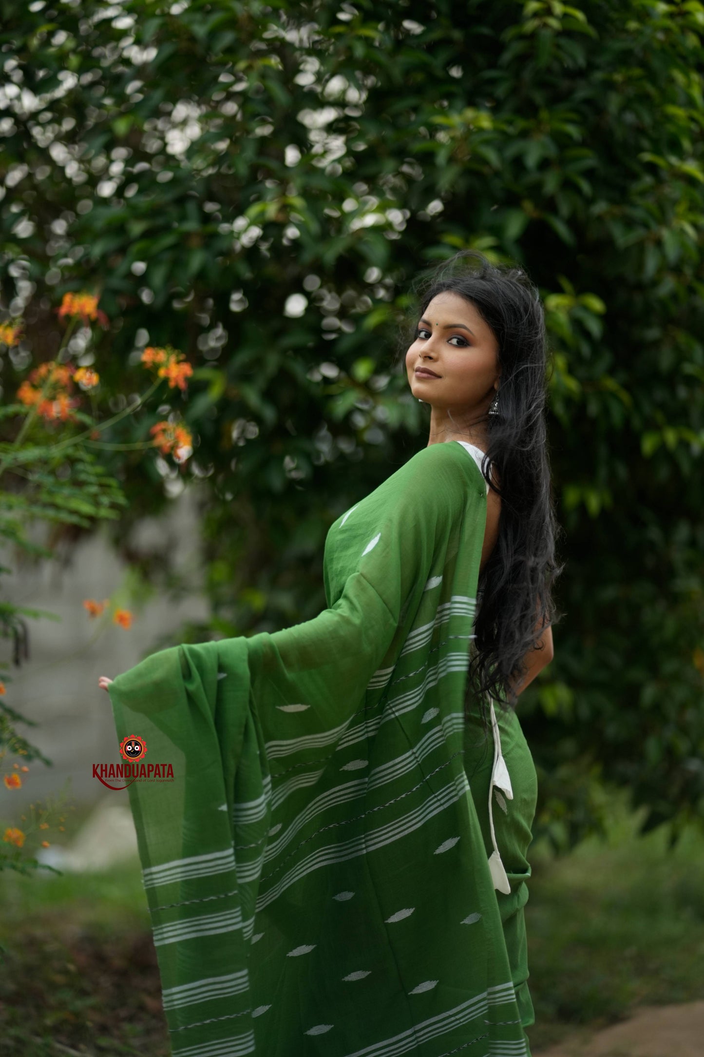 Green & White Leaf Pattern Cotton Saree For Women