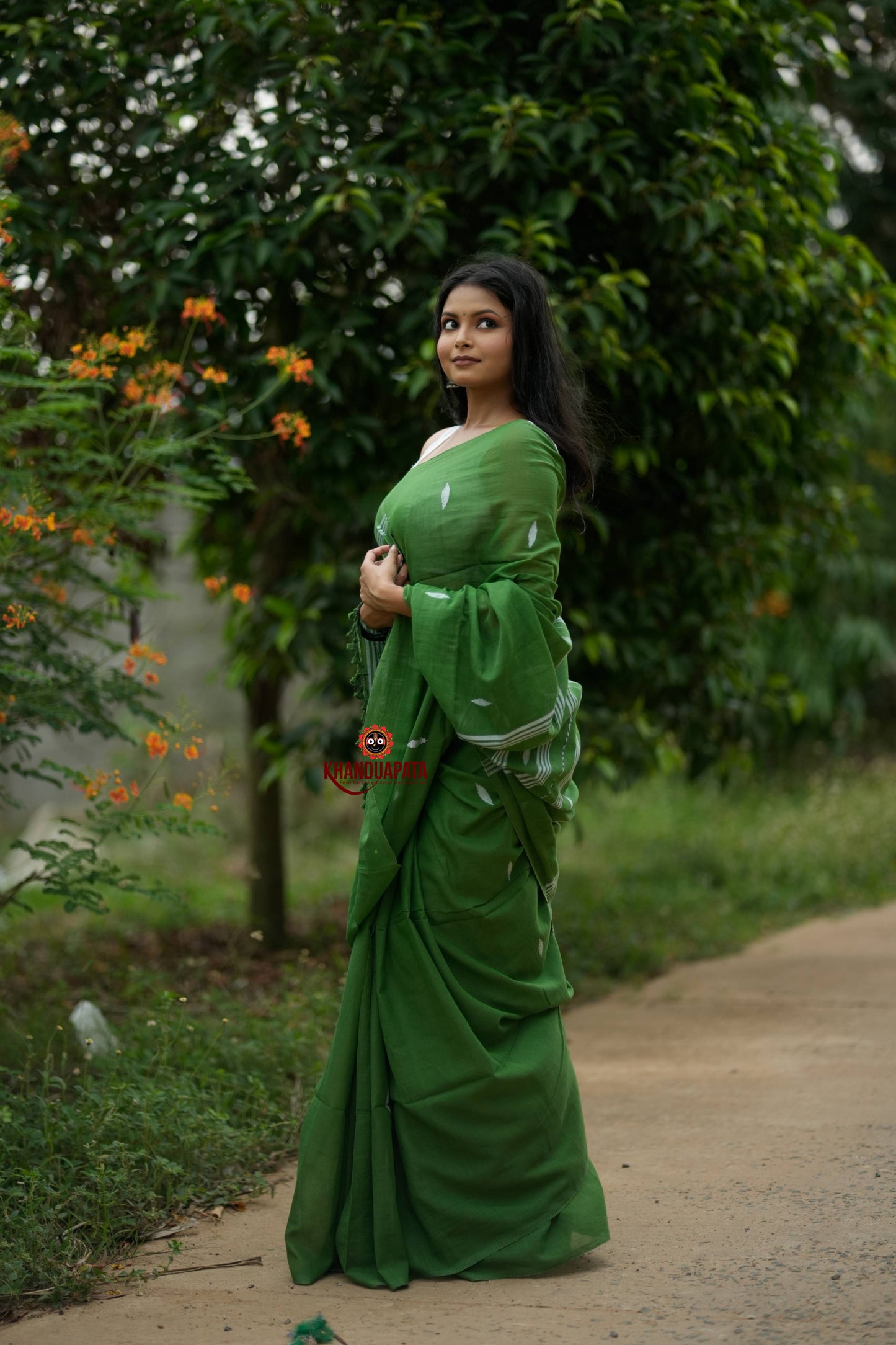 Green & White Leaf Pattern Cotton Saree For Women