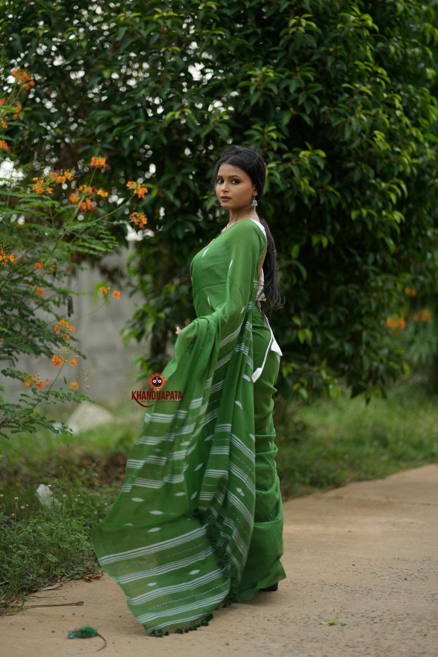Green & White Leaf Pattern Cotton Saree For Women