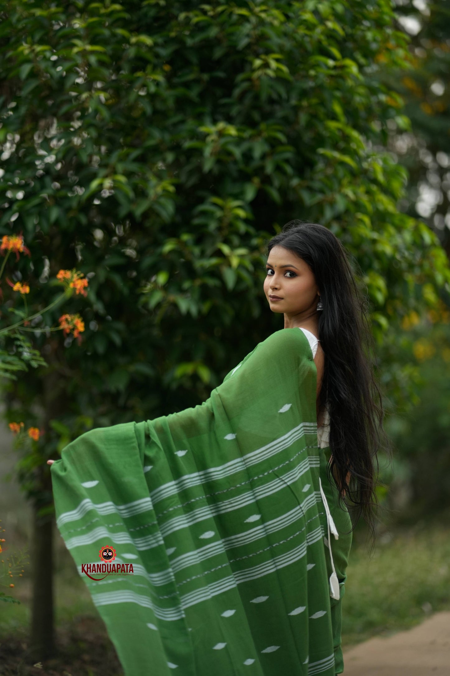 Green & White Leaf Pattern Cotton Saree For Women