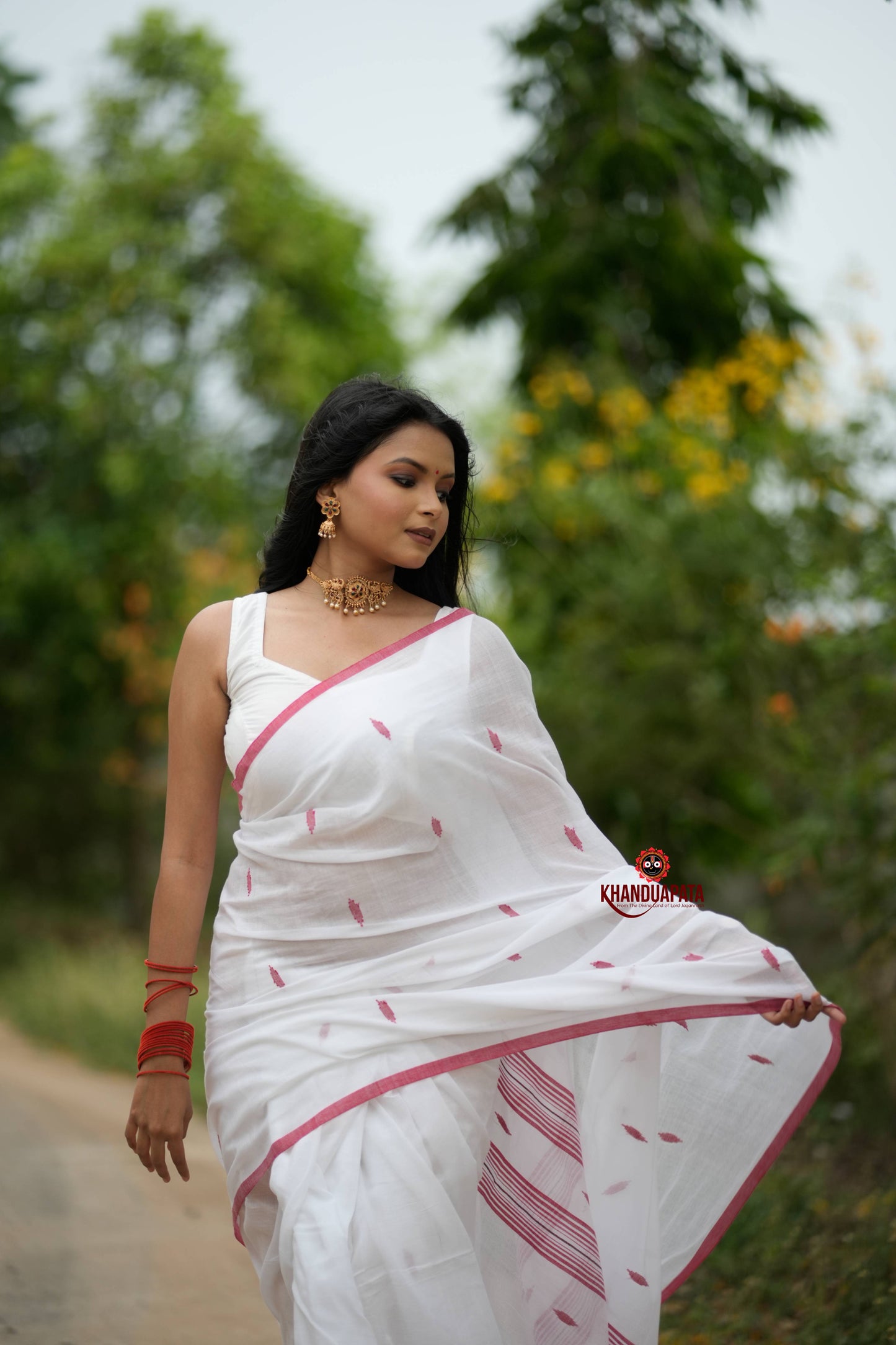 White & Red Leaf Pattern Cotton Saree For Women