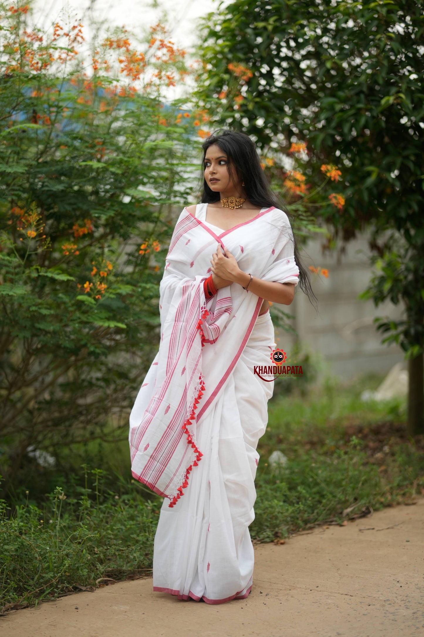 White & Red Leaf Pattern Cotton Saree For Women